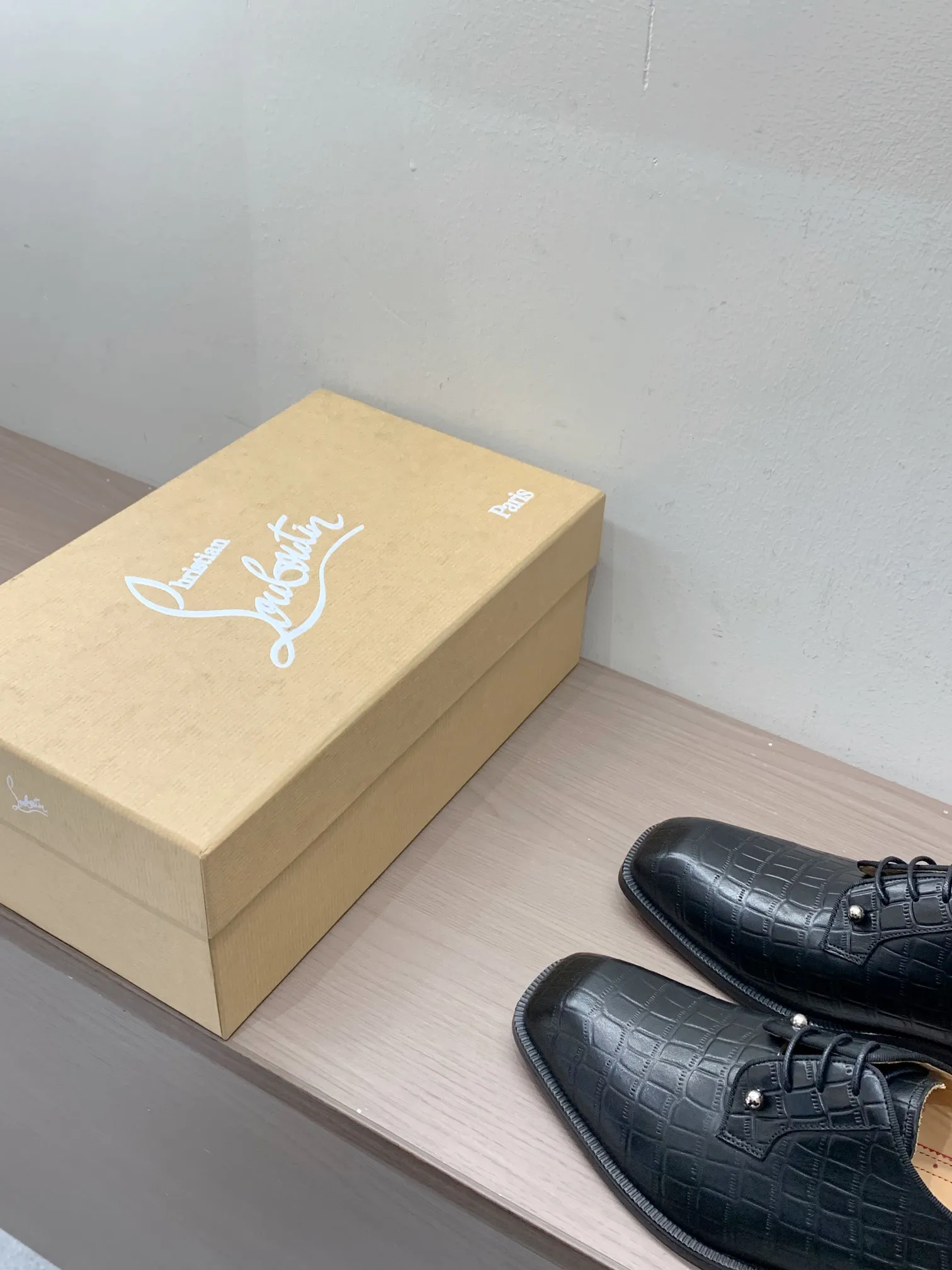 [CL red sole shoes] Top P: 1020💰 Size 39-44 (38.45.46 custom-made, non-returnable) Christian Louboutin men's classic Oxford shoes, men's business formal leather shoes💫Original molding, 1:1 replica, specially made for nobles. The unique shoe shape is unique and 100% comfortable! The whole shoe is made of imported Italian cowhide material, carefully selected, with fine pores and rich luster. Cow leather lining, soft and comfortable, sweat-absorbent and breathable. Genuine leather outsole, non-slip and wear-resistant, full of texture, elegant and luxurious overall, integrating comfort, formality and luxury! The Rolls Royce of shoes!